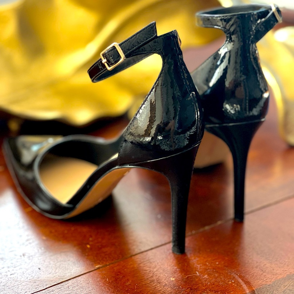 Beautiful Vince Camuto Patent Leather Black Pumps.